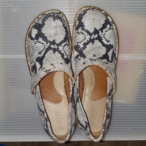 𝅺BORN snakeskin print clogs